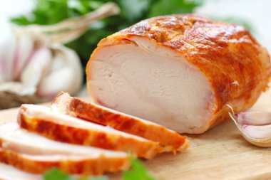 Pişmiş tavuk rulo baharat ve sarımsak ile