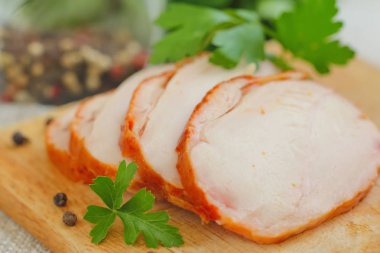 Pişmiş tavuk rulo baharat ve sarımsak ile