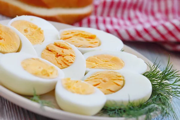 Haşlanmış yumurta salatası için