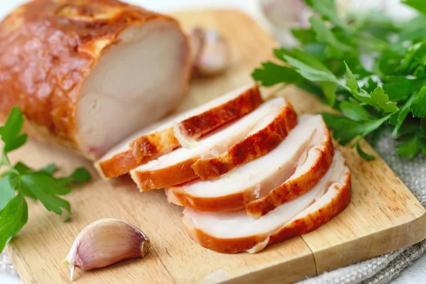 Pişmiş tavuk rulo baharat ve sarımsak ile