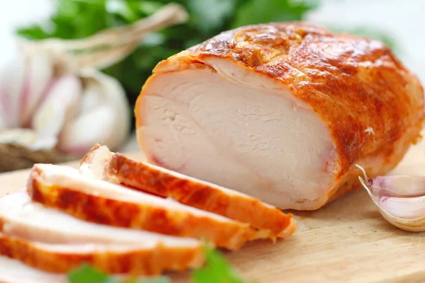 Pişmiş tavuk rulo baharat ve sarımsak ile