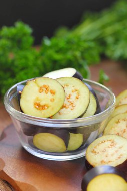 Patlıcan bir kase dilimlenmiş