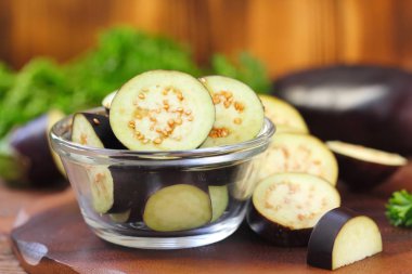 Patlıcan bir kase dilimlenmiş