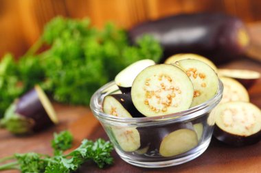 Patlıcan bir kase dilimlenmiş