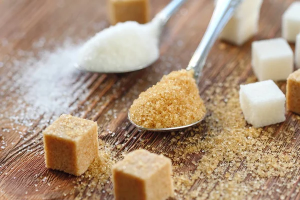 Kaşık beyaz ve kahverengi şeker