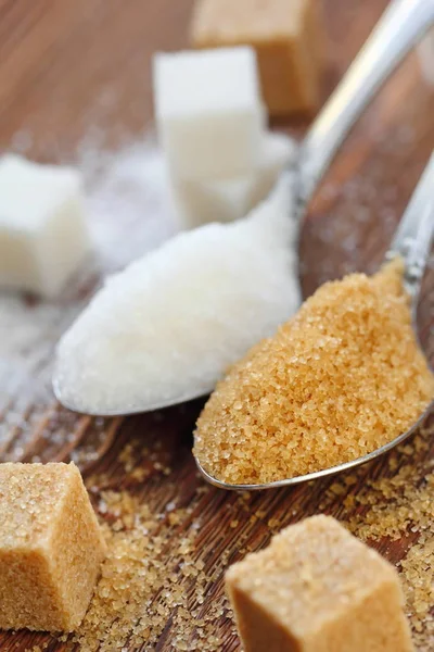 Açúcar branco e mascavo em colher — Fotografia de Stock