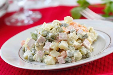 Yeni yıl partisi için Rus geleneksel salata Olivier