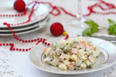 Yeni yıl partisi için Rus geleneksel salata Olivier