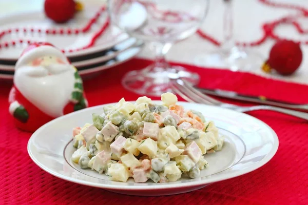 Традиційні салат "Олів'є" Олів'є для нової партії рік — стокове фото