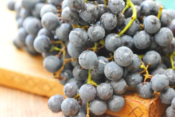Спелый виноград на столе — стоковое фото