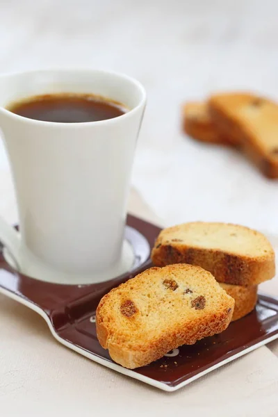 Galletas caseras biscotti con bayas y taza de café — Foto de Stock