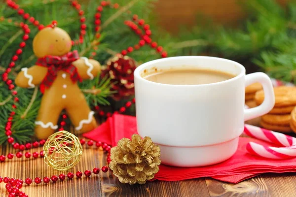 Šálek kávy s vánoční sladkosti — Stock fotografie