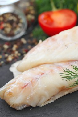 Çiğ balık fileto baharat ve limon ile