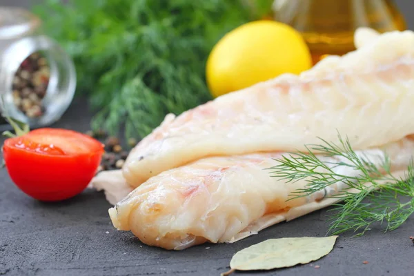 Raw fish fillet with spices and lemon — Stock Photo, Image