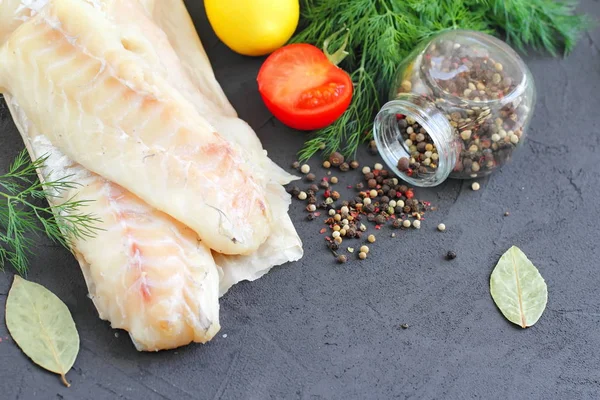 Filetto di pesce crudo con spezie e limone — Foto Stock