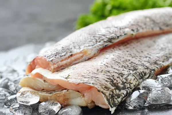 Peixe cru pronto para cozinhar — Fotografia de Stock