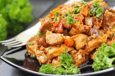 Et güveç sebze ve baharatlar