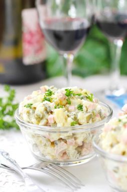 geleneksel Rus salatası olivier