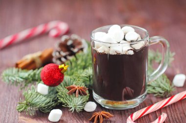 Ahşap bir masa üzerinde marshmallow ile sıcak çikolata