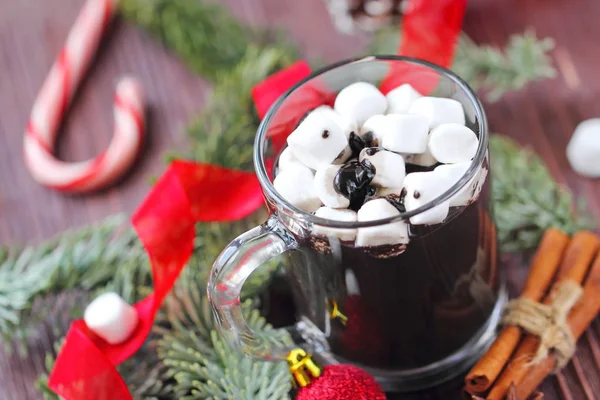 Kopp varm choklad med marshmallows på ett träbord — Stockfoto