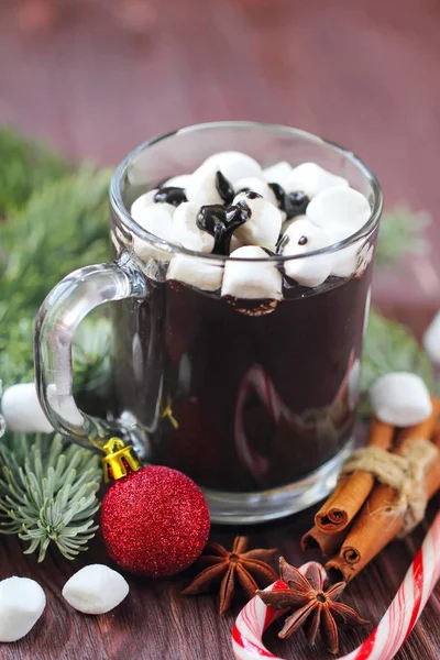 Kopp varm choklad med marshmallows på ett träbord — Stockfoto