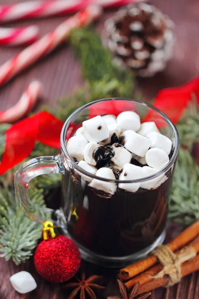 Kopp varm choklad med marshmallows på ett träbord — Stockfoto