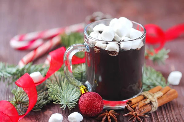 Kopp varm choklad med marshmallows på ett träbord — Stockfoto