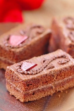 Tatlı krema ile çikolatalı kek