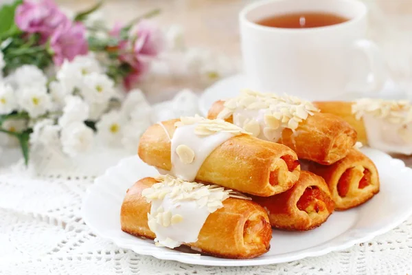 Roll with sweet cream, almonds and apricot jam — Stock Photo, Image