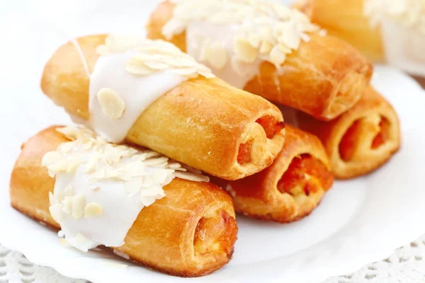 Rotolo con crema dolce, mandorle e marmellata di albicocche — Foto Stock