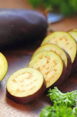 Bir kesme tahtası patlıcan dilimlenmiş