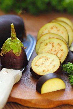 Bir kesme tahtası patlıcan dilimlenmiş