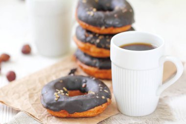 Dökme çikolata ile çikolatalı çörek donuklaşır