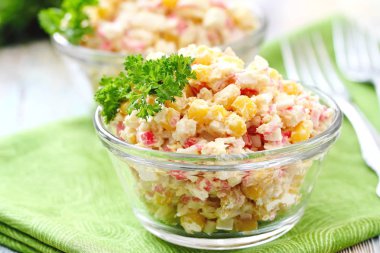 Yengeç sopa ve tatlı mısır salatası