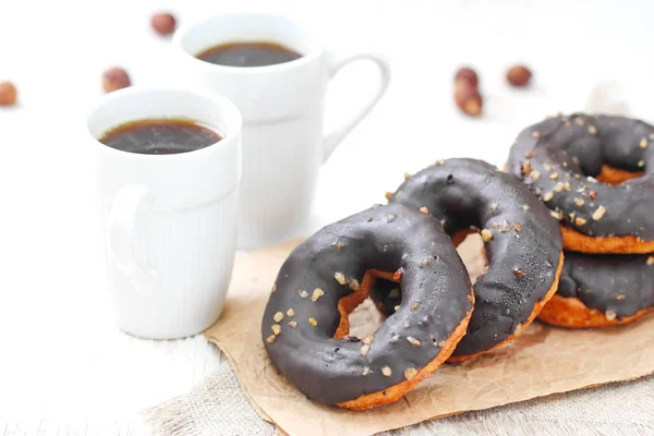 Ciambelle al cioccolato con glassa di cioccolato versando sopra — Foto Stock