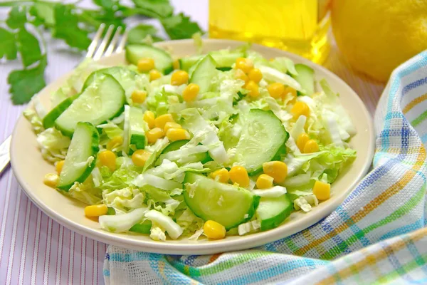 Salade de légumes frais mélangés dans l'assiette — Photo