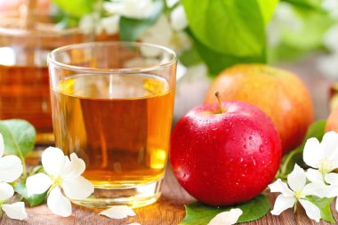 Elma suyu, taze meyve ve masaya çiçeği elma çiçek