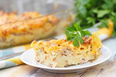 Makarna ve peynir ile krem pişmiş et güveç