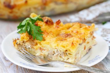 Makarna, et ve peynir ile güveç