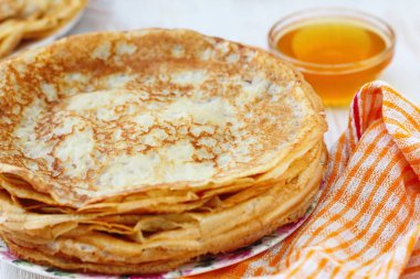 Bal ile lezzetli gözleme yemek için servis