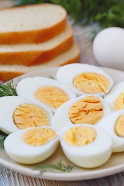 Haşlanmış yumurta salatası için