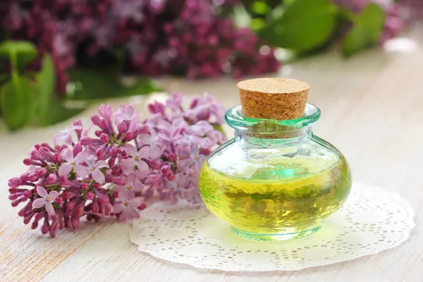 Essential aroma oil with lilac — Stock Photo, Image