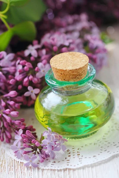 Essential aroma oil with lilac — Stock Photo, Image