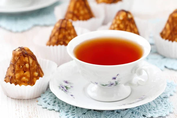 Pasteles pequeños y té — Foto de Stock