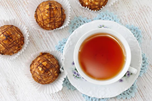 Pasteles pequeños y té — Foto de Stock