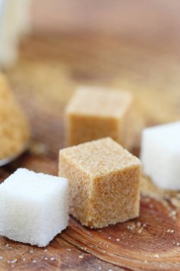Beyaz ve kahverengi şeker