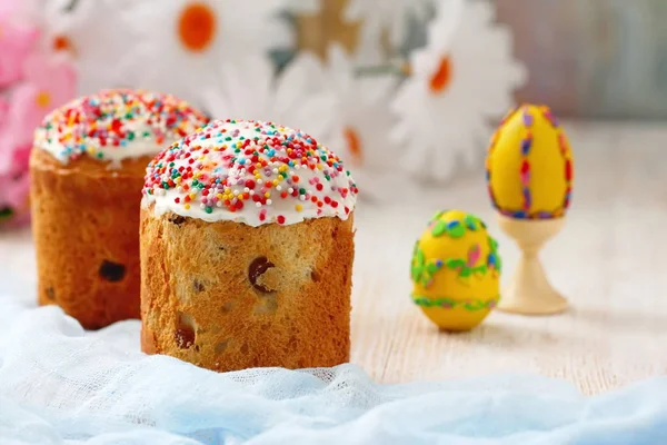 Pastel de Pascua y huevos — Foto de Stock