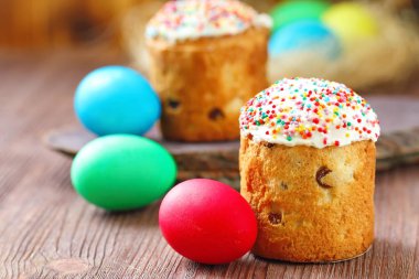 Paskalya kek ve tatil için renkli yumurta
