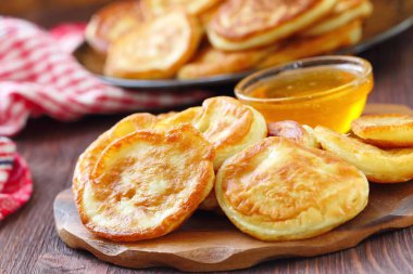 Bal ile lezzetli gözleme yemek için servis