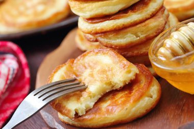 Bal ile lezzetli gözleme yemek için servis